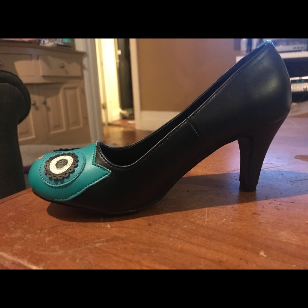 T.U.K. Owl Pumps - Picture 3 of 4
